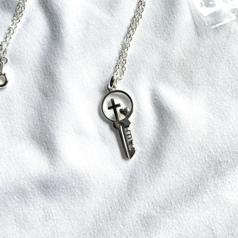 Los Angeles Faith Key Pendant Chain Necklace Silver Tone Spring Ring - Picture 3 of 5